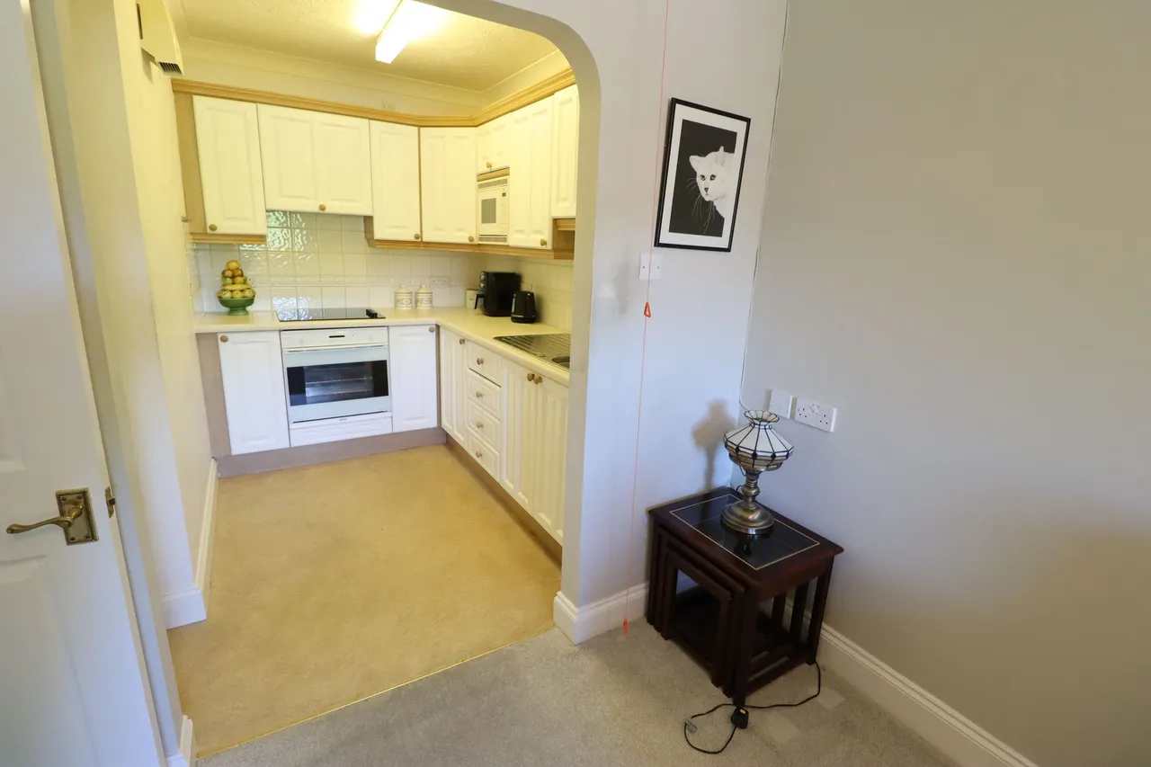 Hockley Road, Rayleigh, Essex, SS6 8BE, photo 4