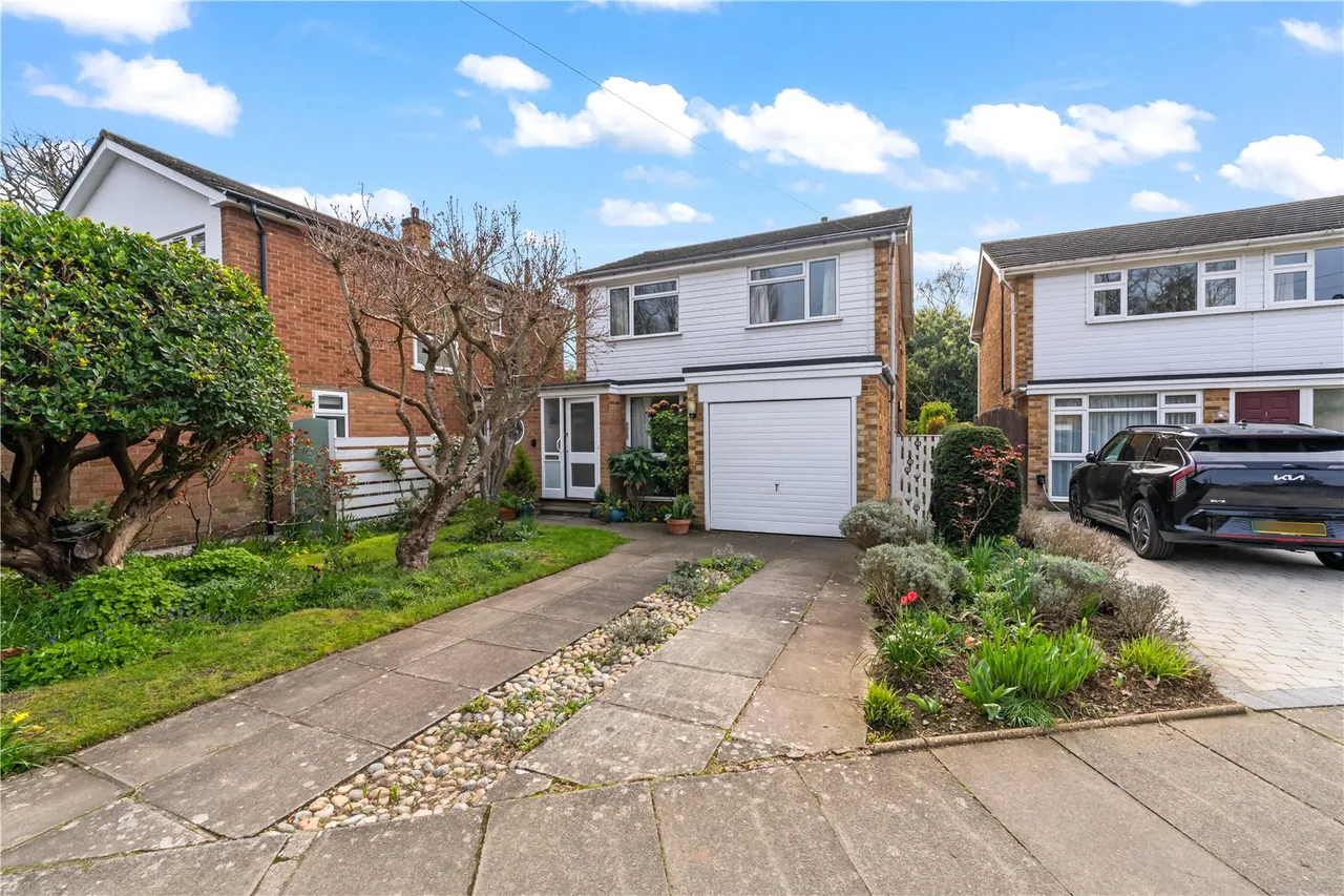 4 bed house for sale — Wensleydale Gardens, Hampton, TW12 2LU