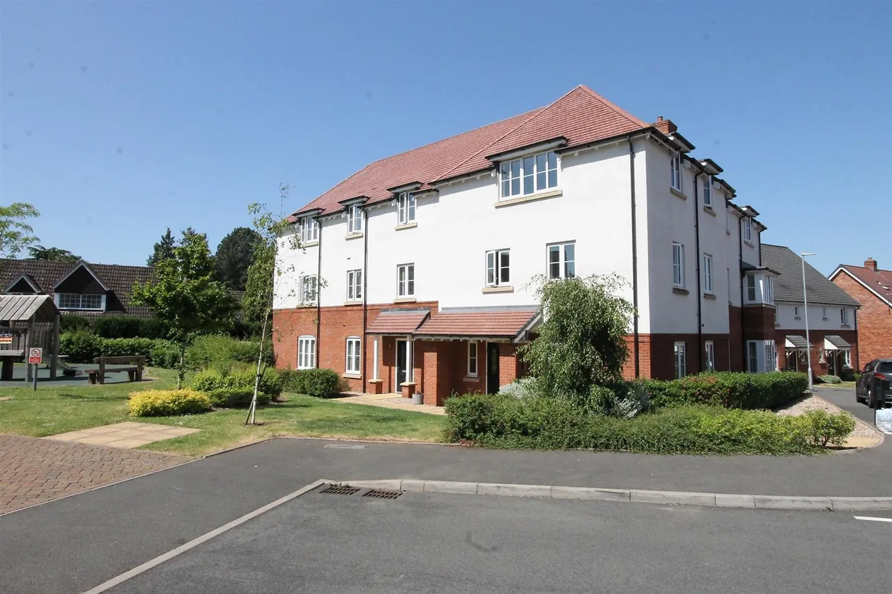 2 bed flat for sale — Durrant Mews, Hagley, Stourbridge