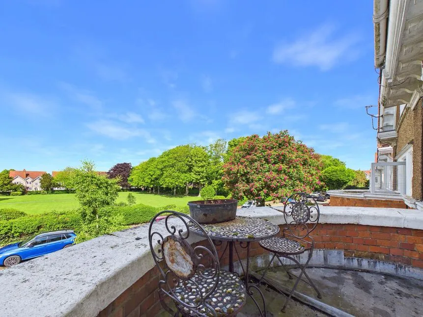 2 bed flat for sale — Grimston Gardens, Folkestone, Kent, CT20
