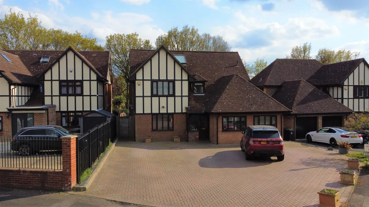 4 bed house for sale — The Lindens, Loughton