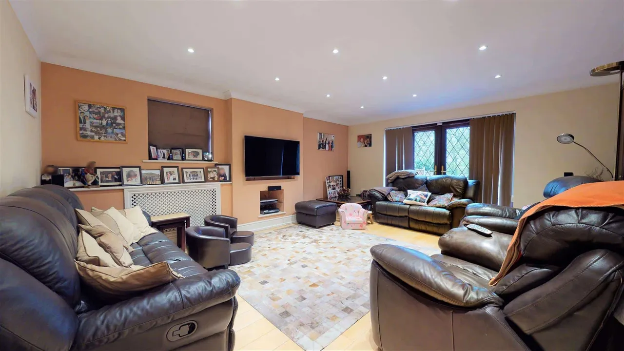 The Lindens, Loughton, photo 2