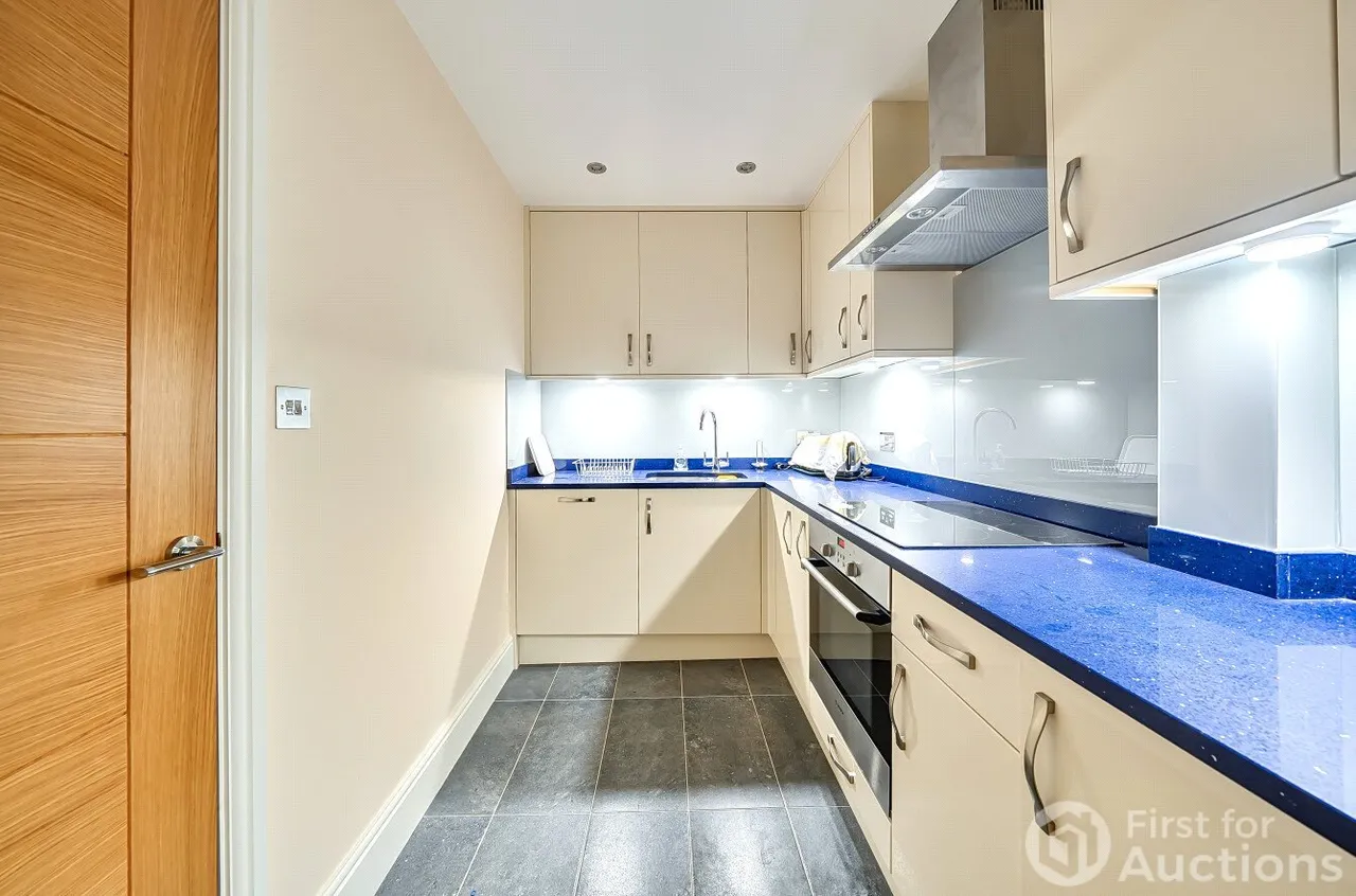 Stylish apartment with covered parking close to transport and local amenities, HA4, photo 3