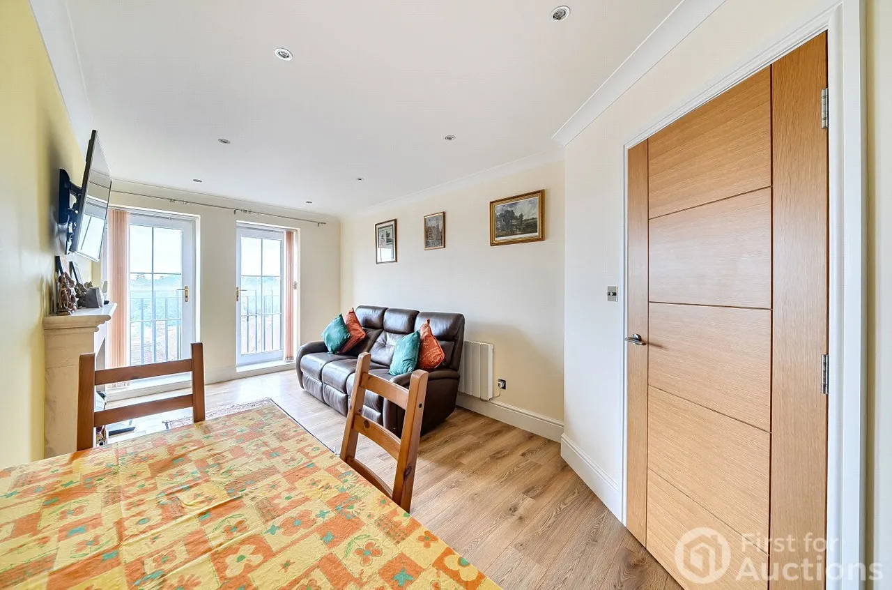 Stylish apartment with covered parking close to transport and local amenities, HA4, photo 5
