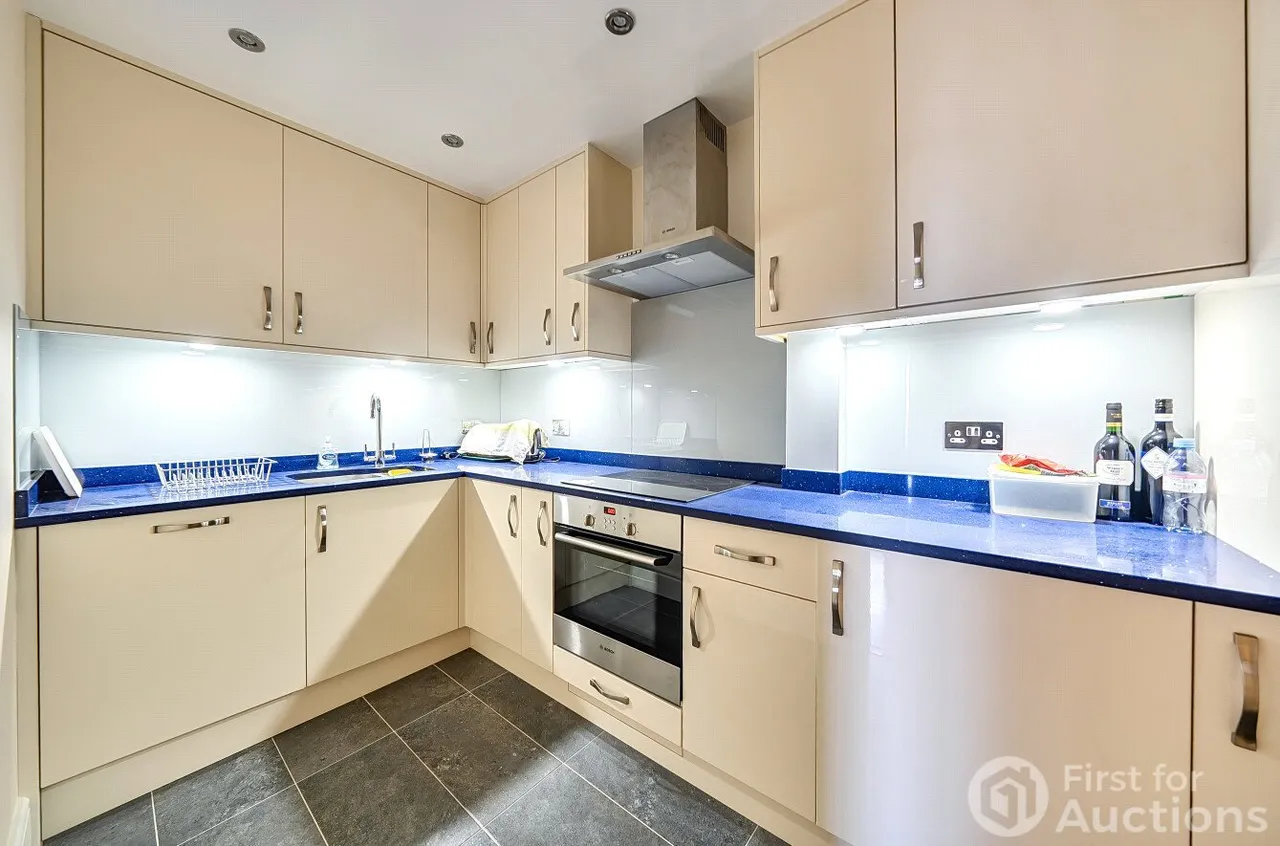 Stylish apartment with covered parking close to transport and local amenities, HA4, photo 2