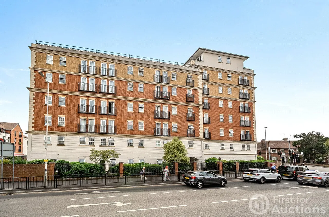Stylish apartment with covered parking close to transport and local amenities, HA4, photo 12