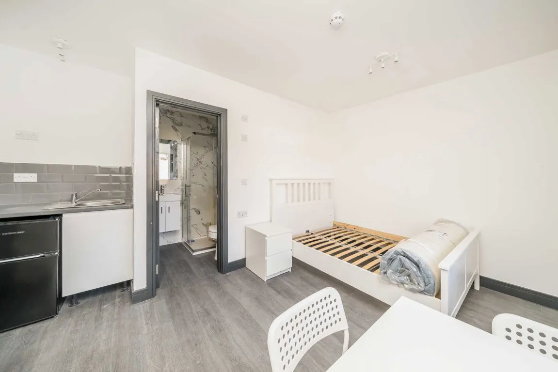 Wellington Avenue, TW3, photo 3