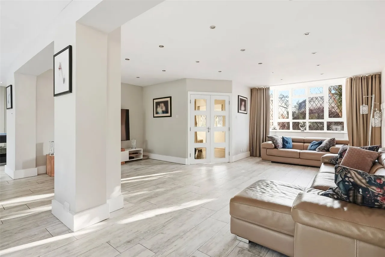 Hawkewood Road, Lower Sunbury, TW16 6HL, photo 3