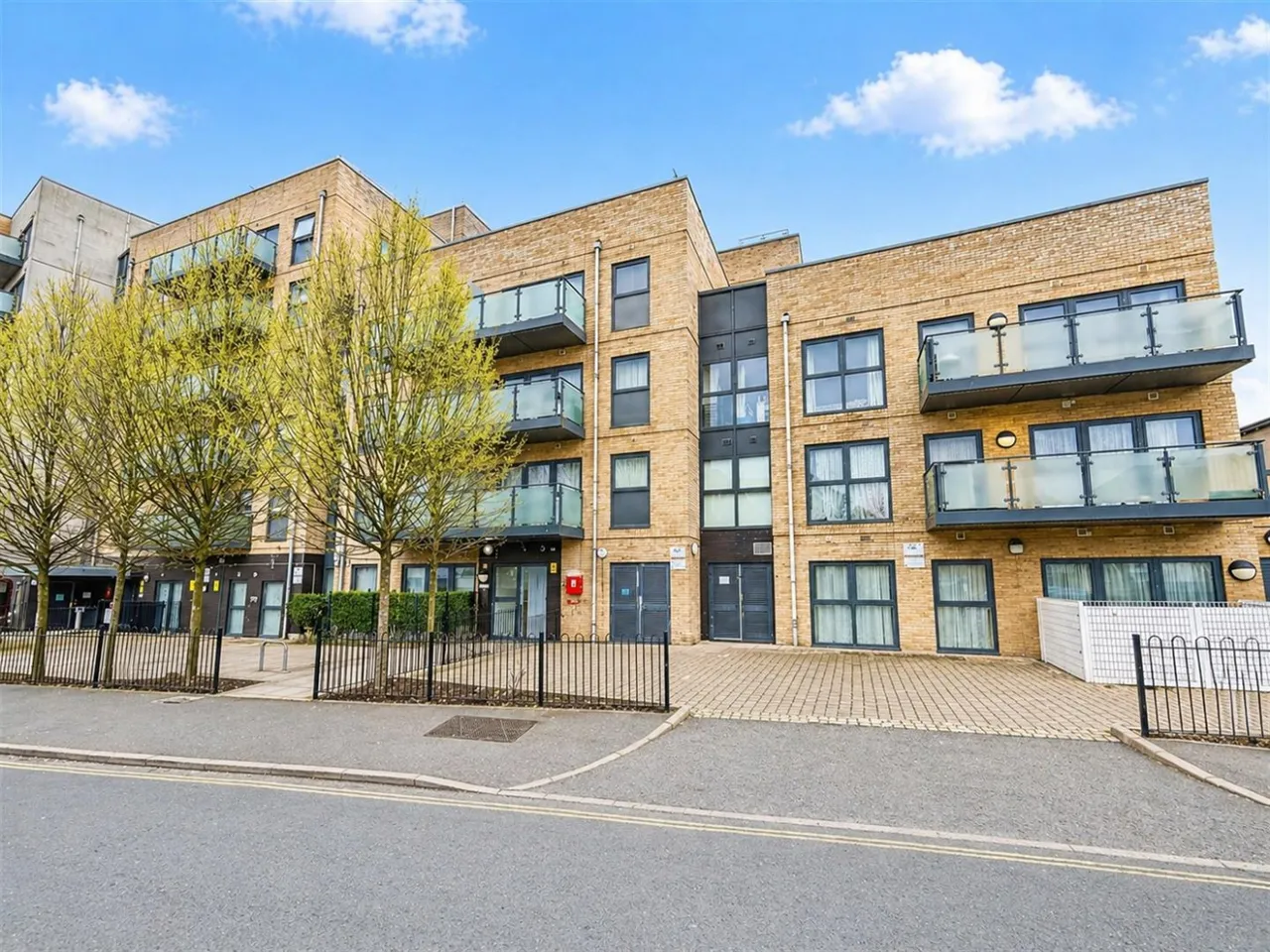 2 bed flat for sale, North Drive, Hounslow, TW3