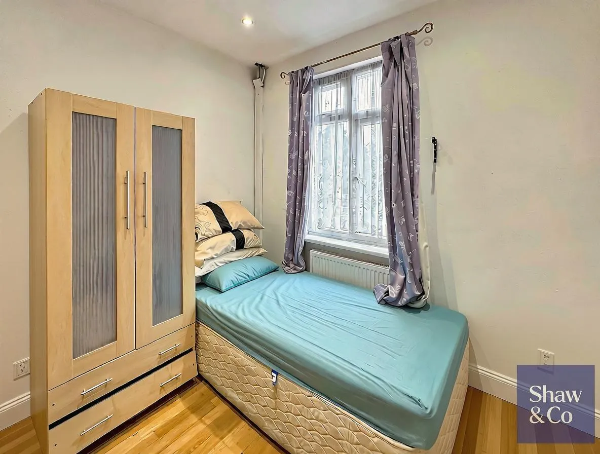 Chatsworth Crescent, Hounslow, photo 9