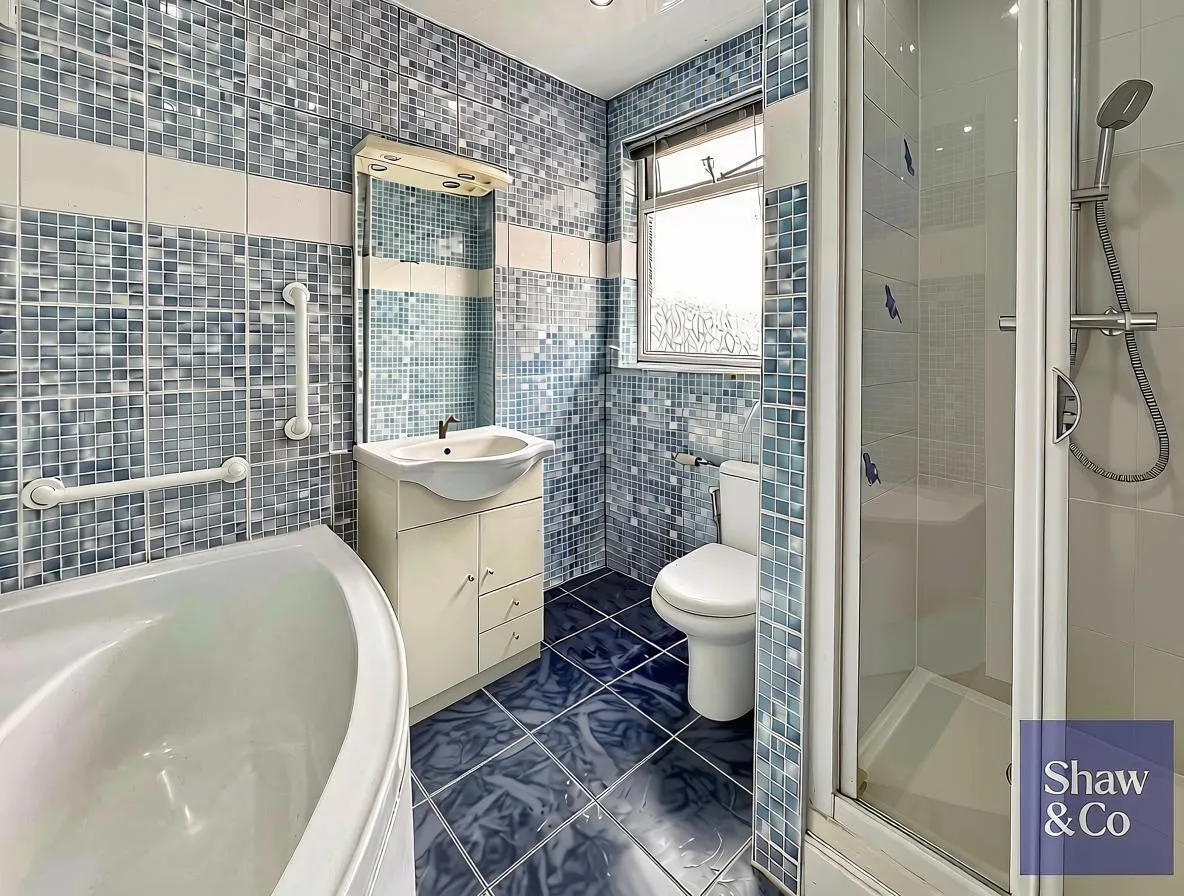 Chatsworth Crescent, Hounslow, photo 10
