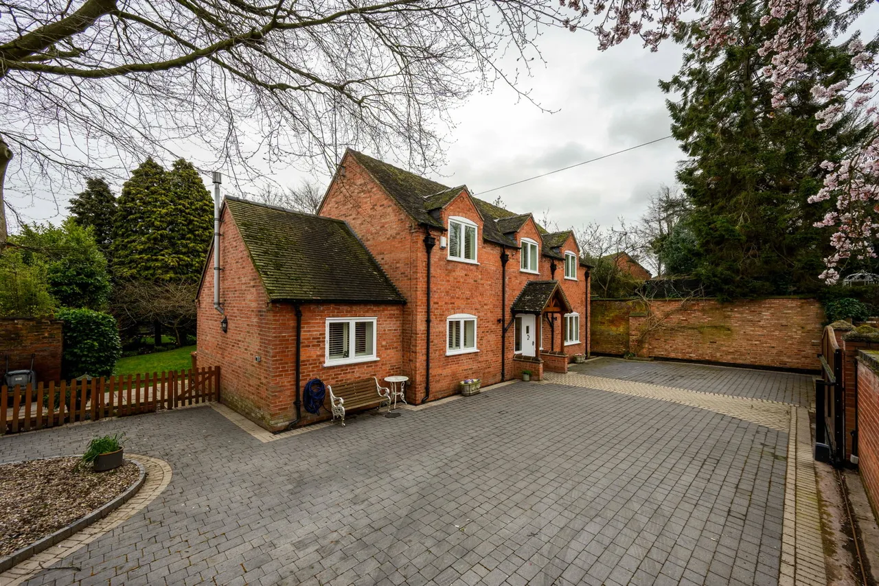 4 bed house for sale — Orchard House, Doctors Lane, Shenstone, WS14