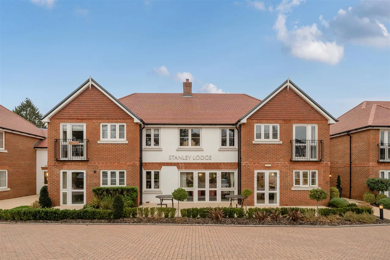 Great Tattenhams, Epsom, KT18, photo 2