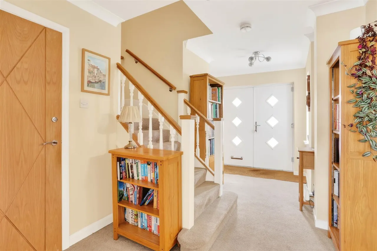 Downs Wood, Epsom, KT18 5UH, photo 6