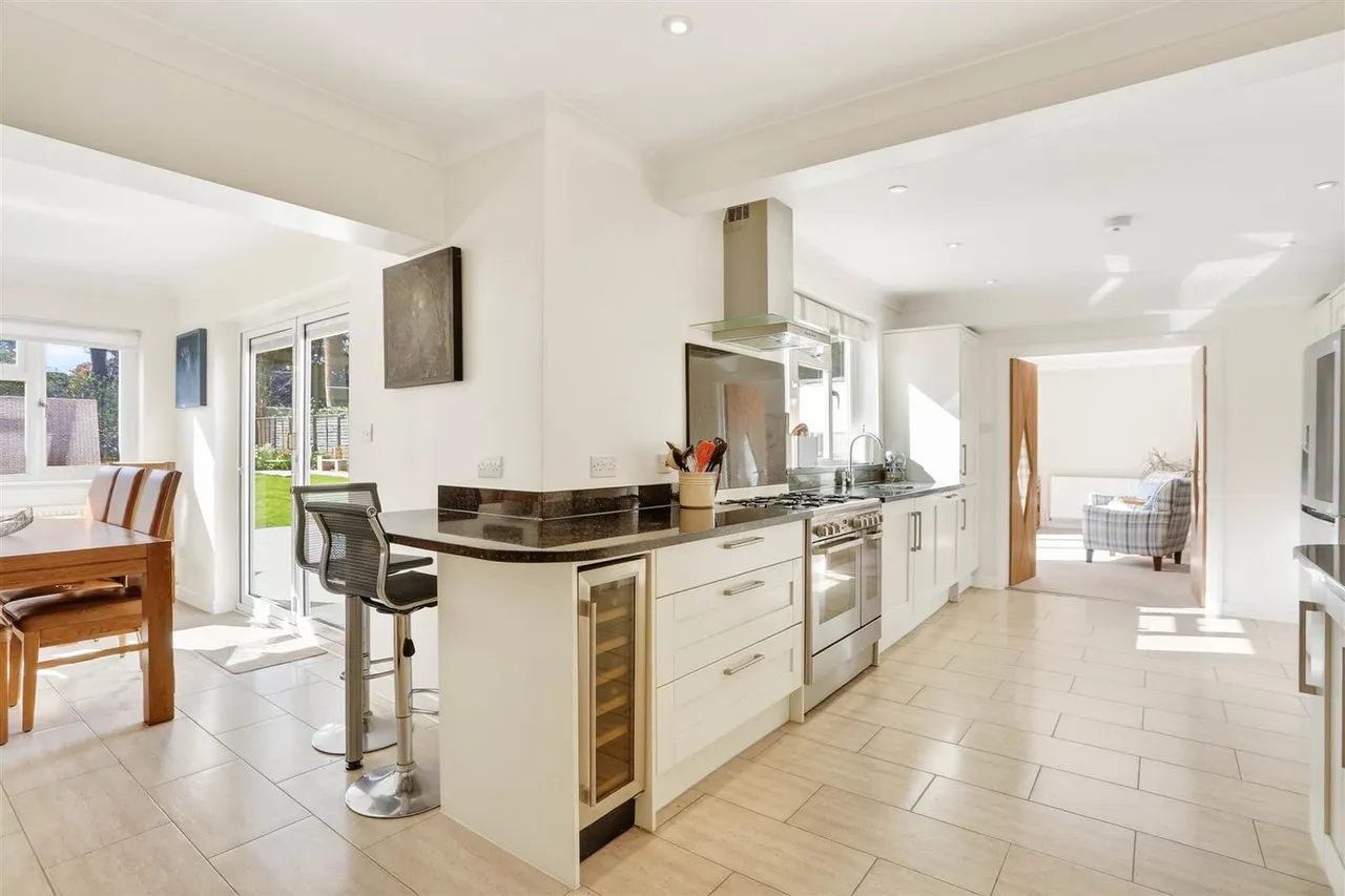Downs Wood, Epsom, KT18 5UH, photo 3