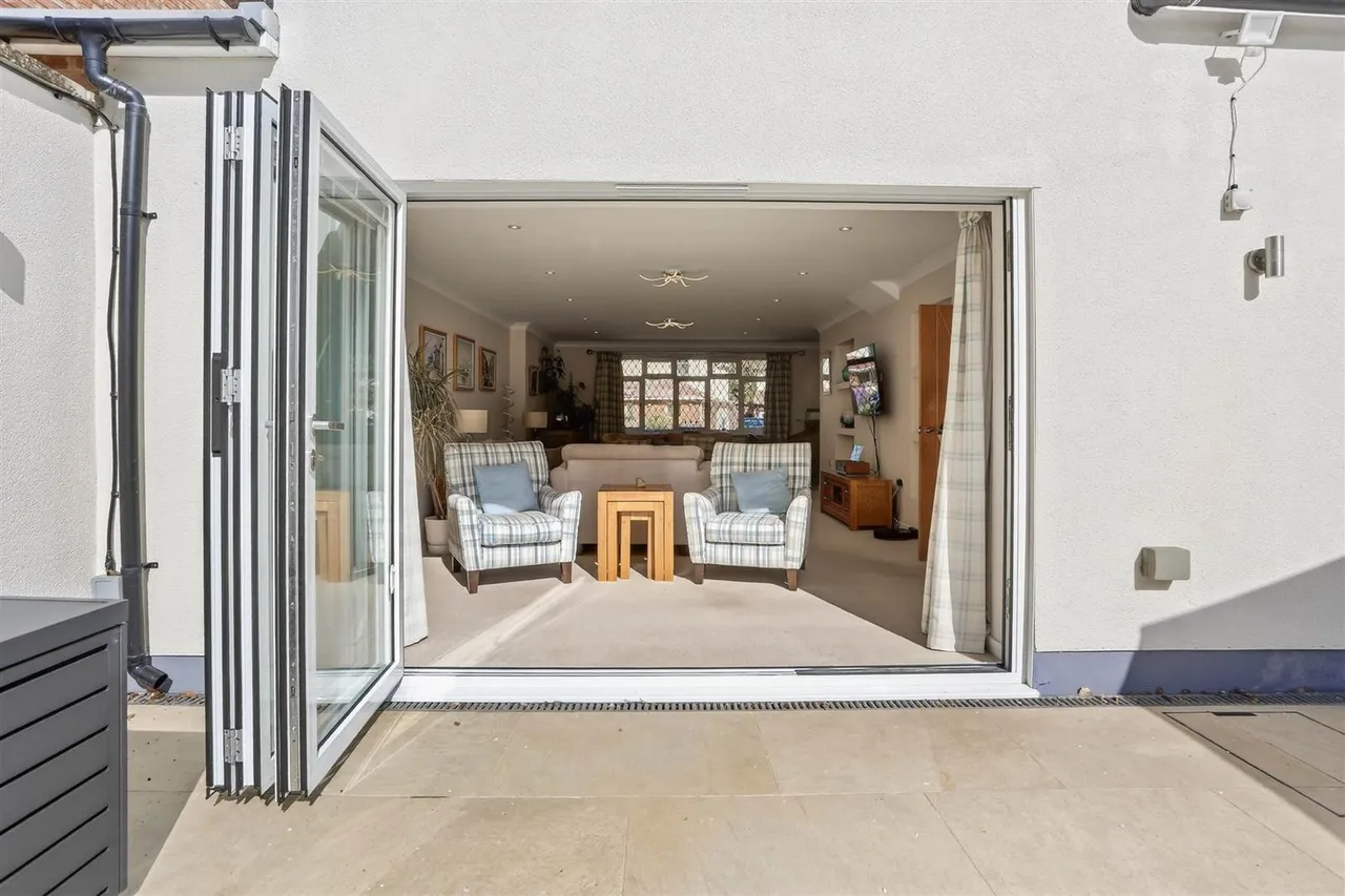 Downs Wood, Epsom, KT18 5UH, photo 10