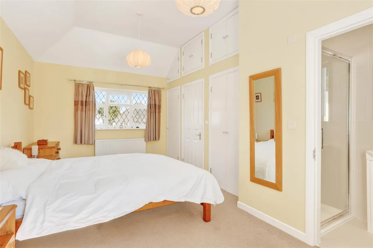 Downs Wood, Epsom, KT18 5UH, photo 31