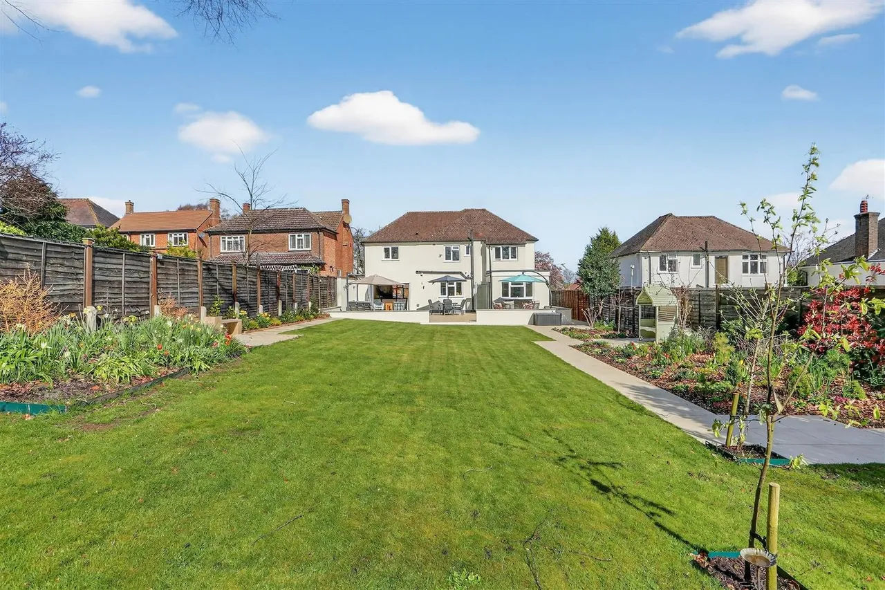 Downs Wood, Epsom, KT18 5UH, photo 4