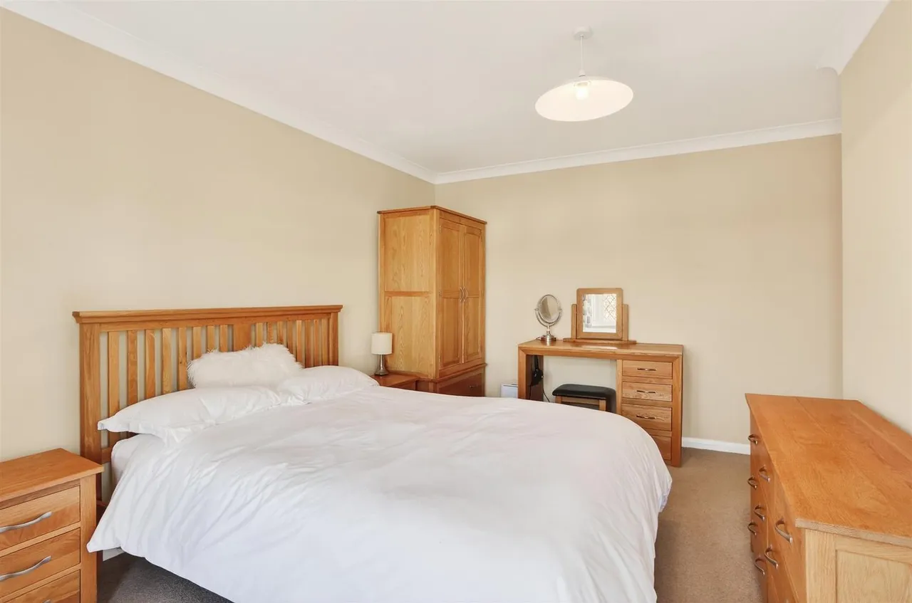 Downs Wood, Epsom, KT18 5UH, photo 37