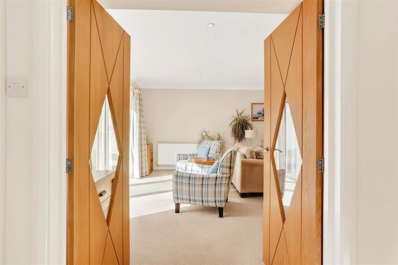 Downs Wood, Epsom, KT18 5UH, photo 11