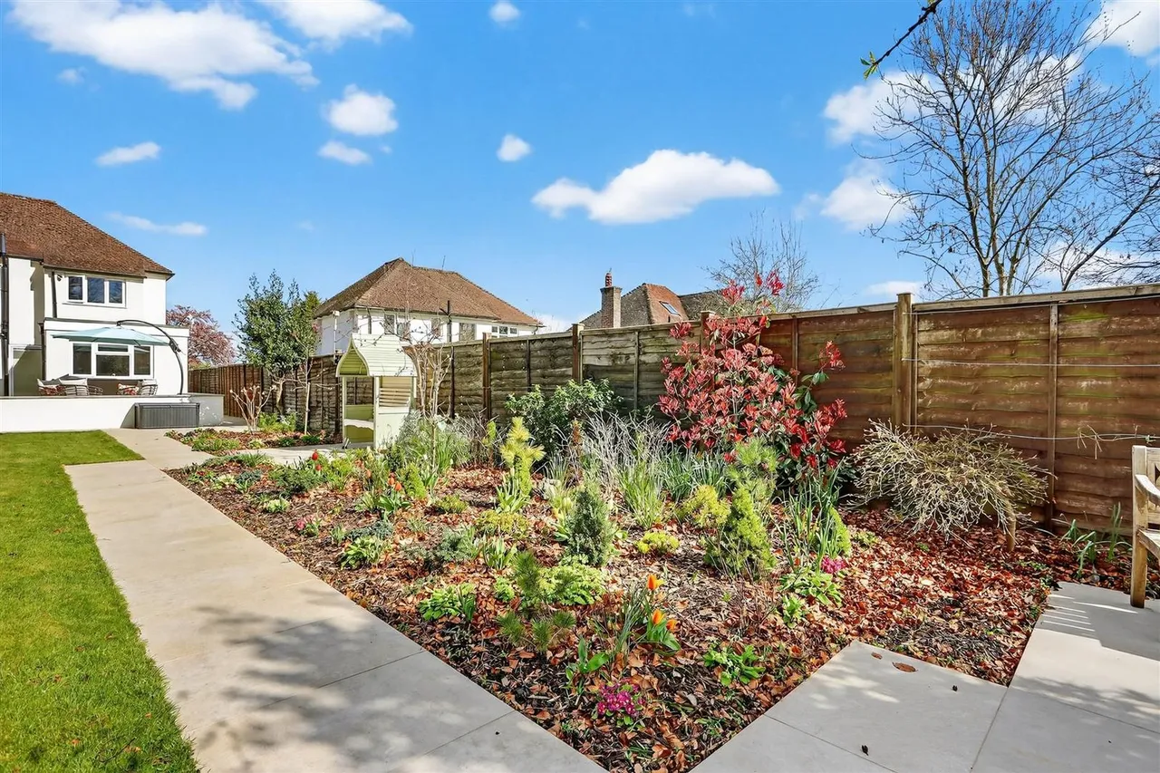 Downs Wood, Epsom, KT18 5UH, photo 22