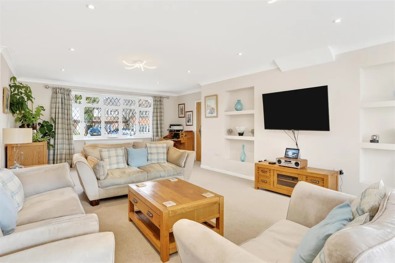 Downs Wood, Epsom, KT18 5UH, photo 2