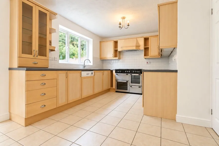 with 5 bedrooms in St Michaels Mead, Bishops Stortford, CM23, photo 6