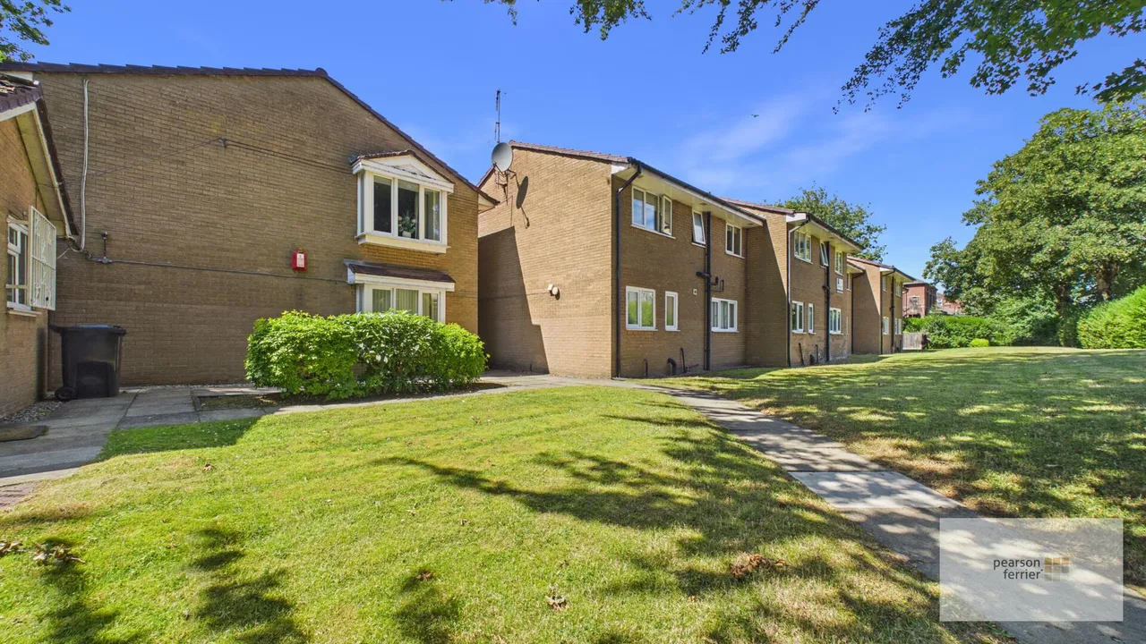 1 bed flat for sale — Waterloo Court, Bury, BL9 0UE