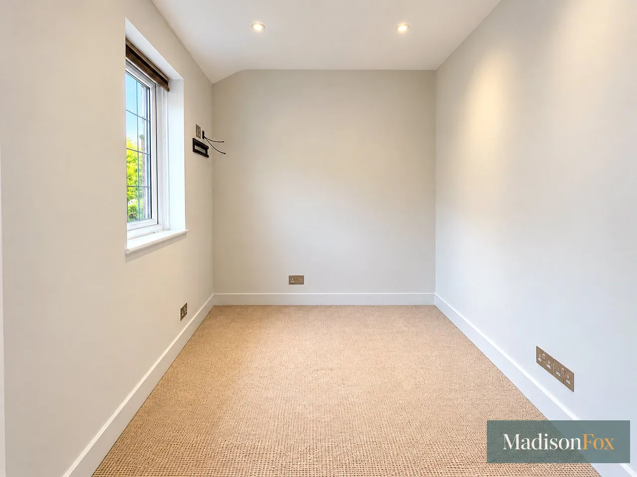 High Road, Chigwell, IG7, photo 11