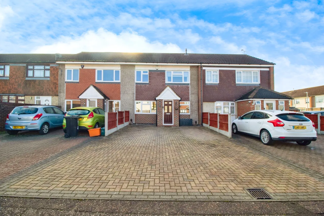 3 bed house for sale — Carisbrooke Close, Basildon
