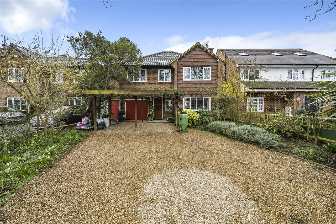 5 bed house for sale — The Avenue, Lower Sunbury, TW16 5ES
