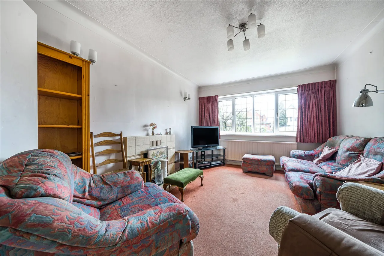 The Avenue, Lower Sunbury, TW16 5ES, photo 2