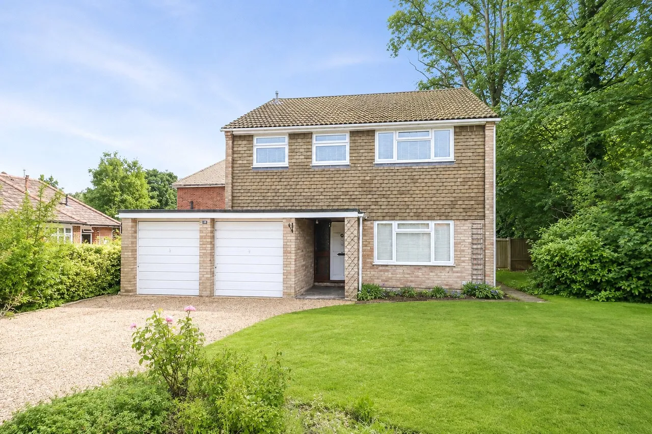 4 bed house for sale — Rochester Grove, Fleet, Hampshire, GU51 3LU