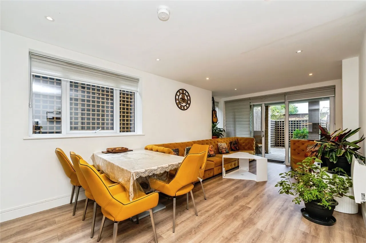 3 bed flat for sale, Farrier Place, Kingston upon Thames, KT2