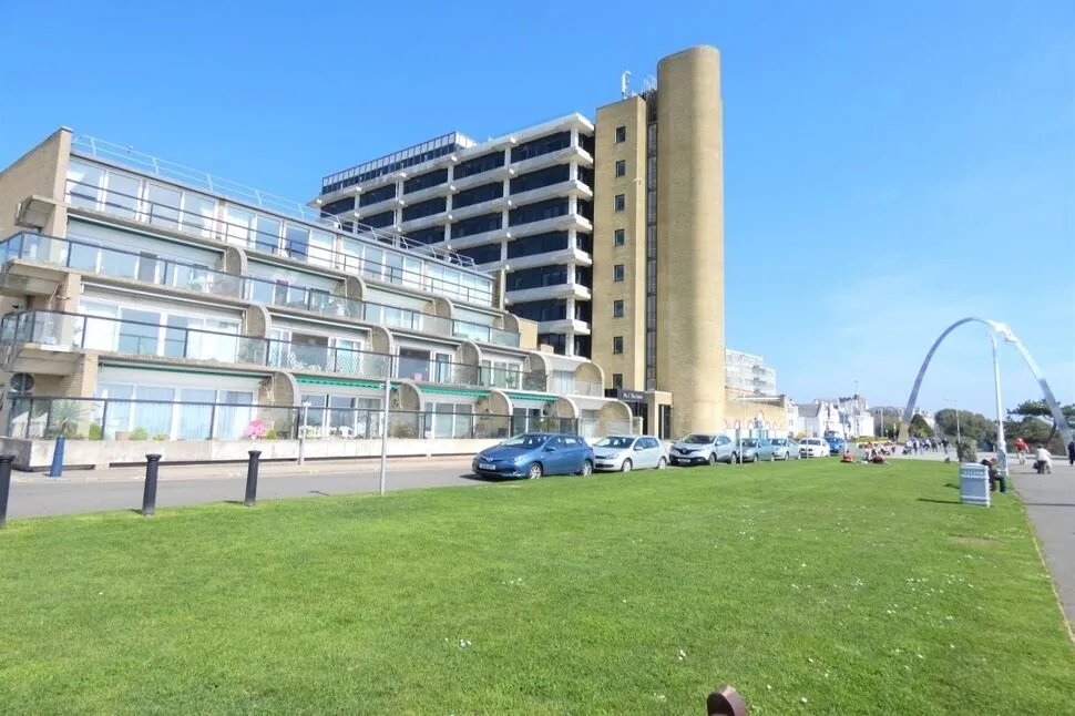 2 bed flat to rent — The Leas, Folkestone, Kent, CT20