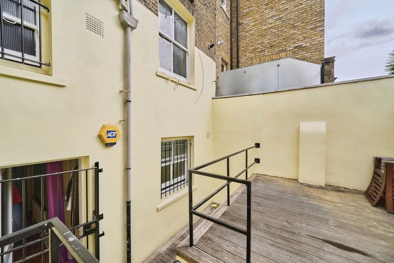 East India Dock Road, London, E14, photo 7
