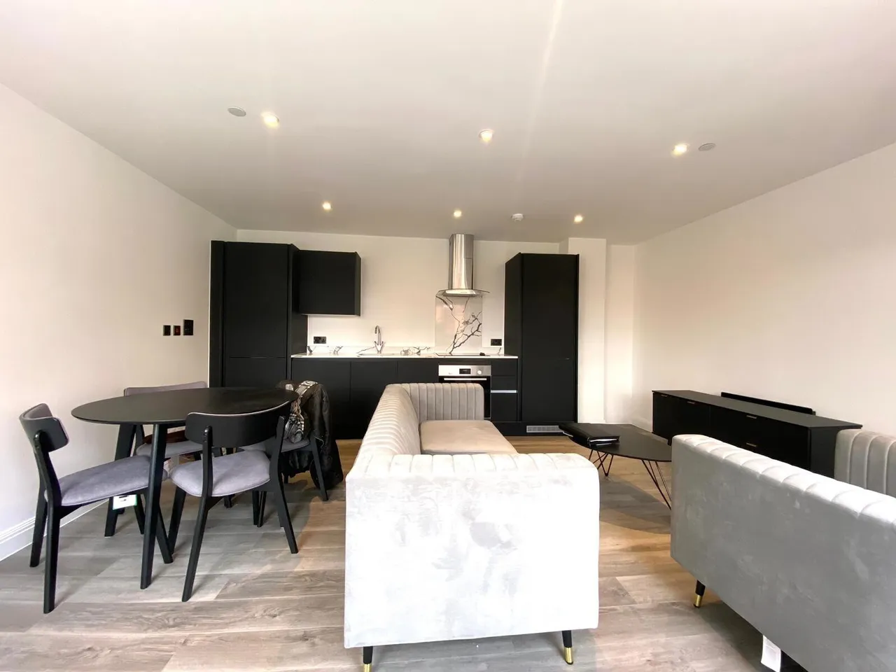 Swan Courtyard, Yardley, B26, photo 3