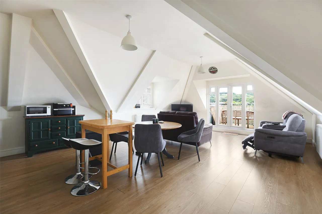 2 bed property for sale, Junction Road, Dorking, RH4