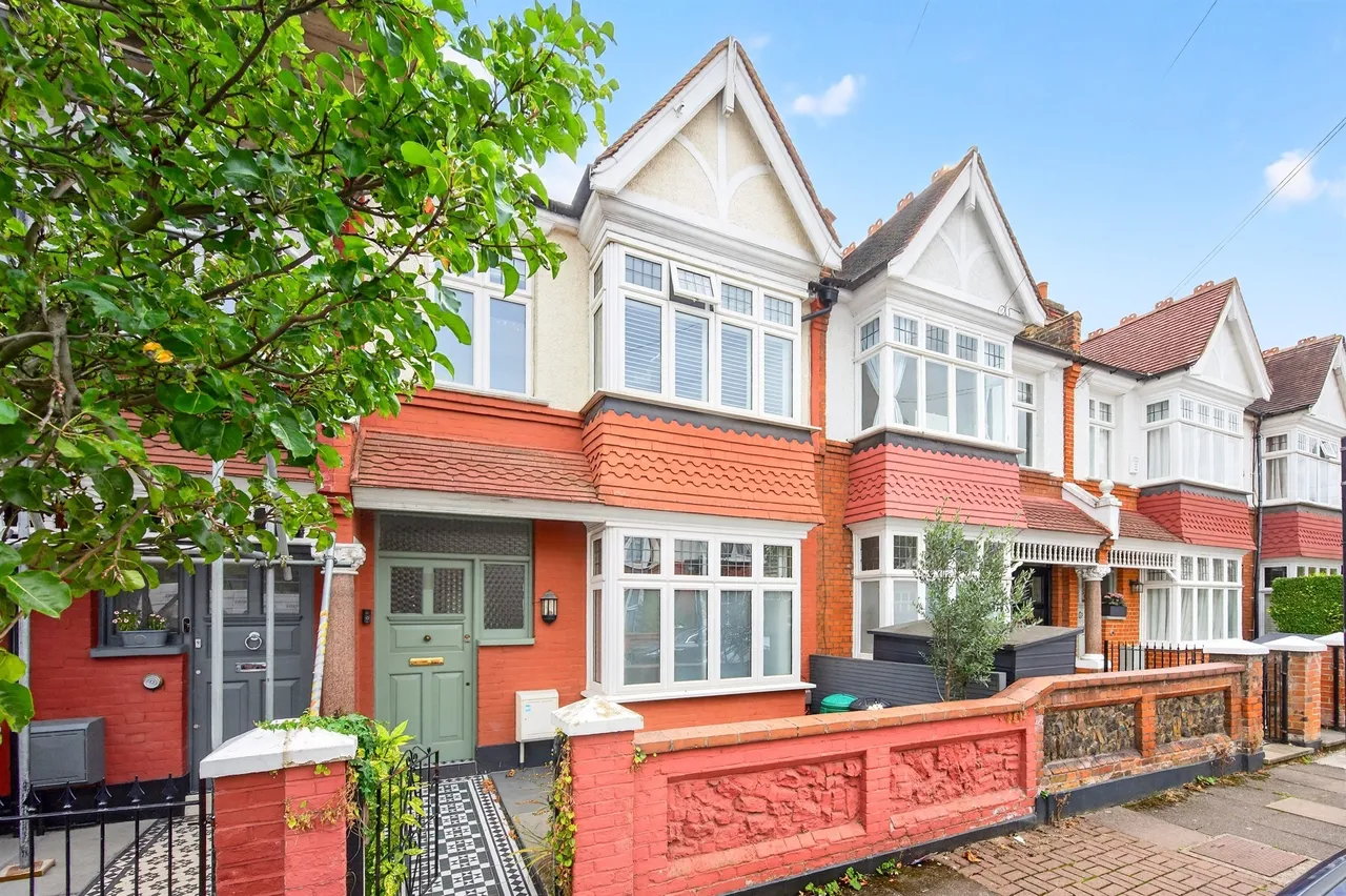 4 bed house for sale — Gatwick Road, London