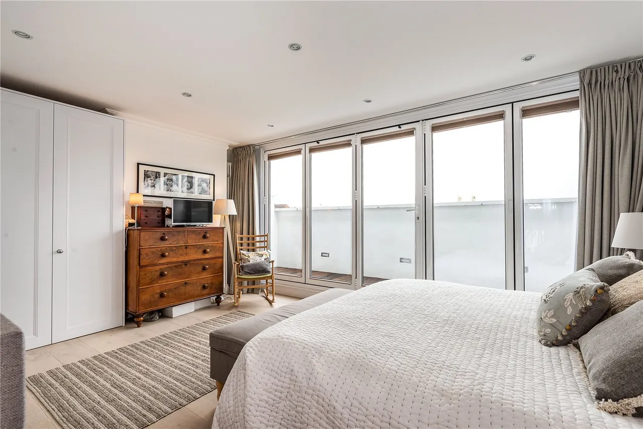 4 bed house to rent, Bennerley Road, London, SW11