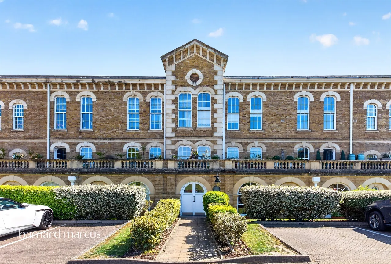 4 bed flat for sale — Royal Drive, London