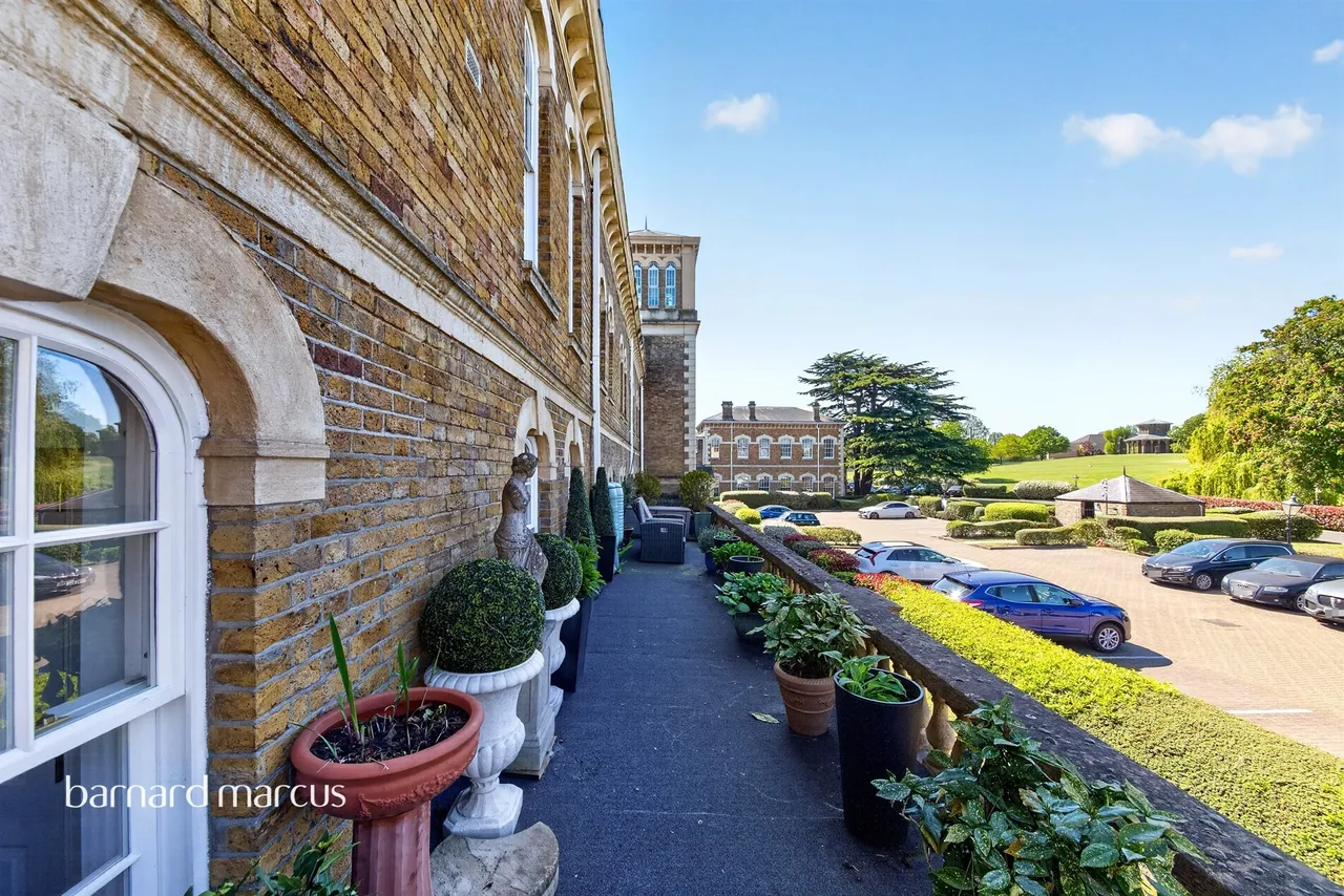 Royal Drive, London, photo 4