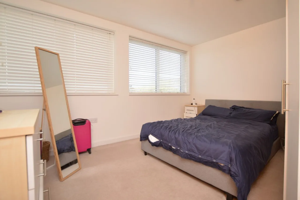 Goldsworth Road, Woking, photo 5