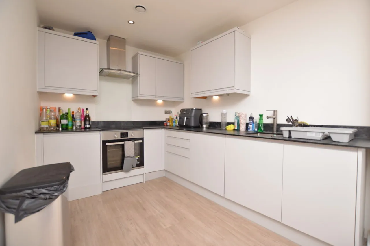 Goldsworth Road, Woking, photo 3