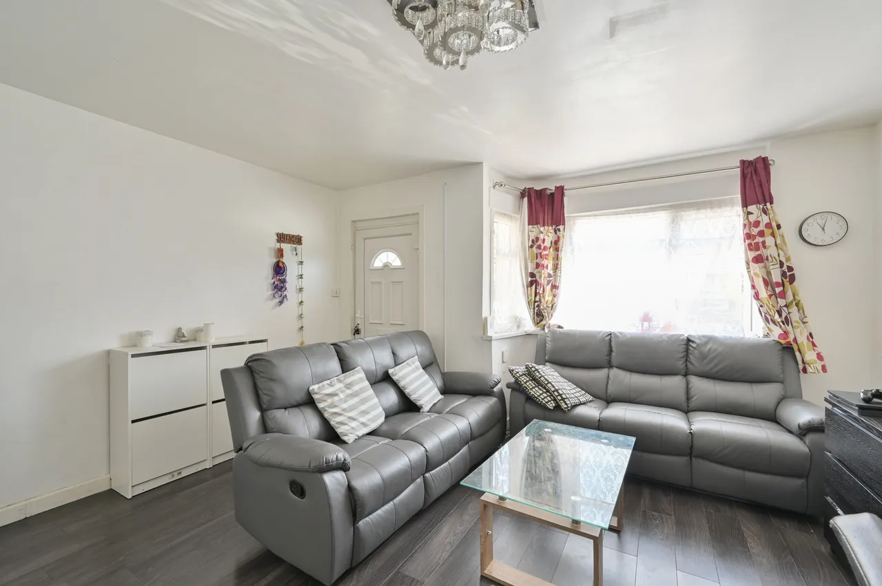 3 bed house for sale — 35 Rayners Lane, Harrow