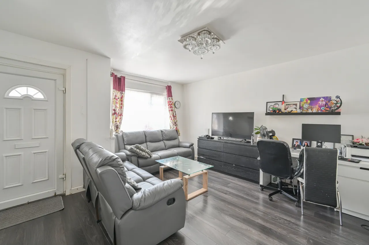 35 Rayners Lane, Harrow, photo 3