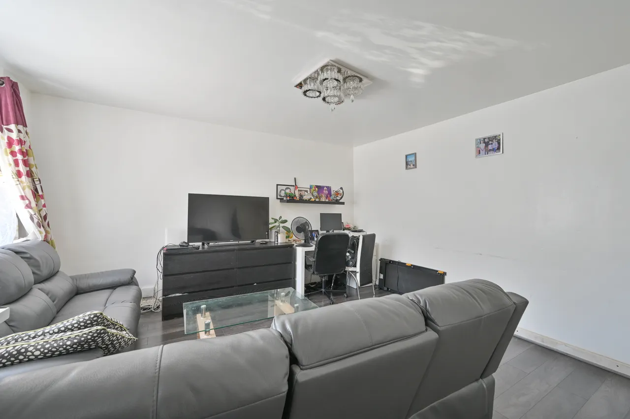 35 Rayners Lane, Harrow, photo 2