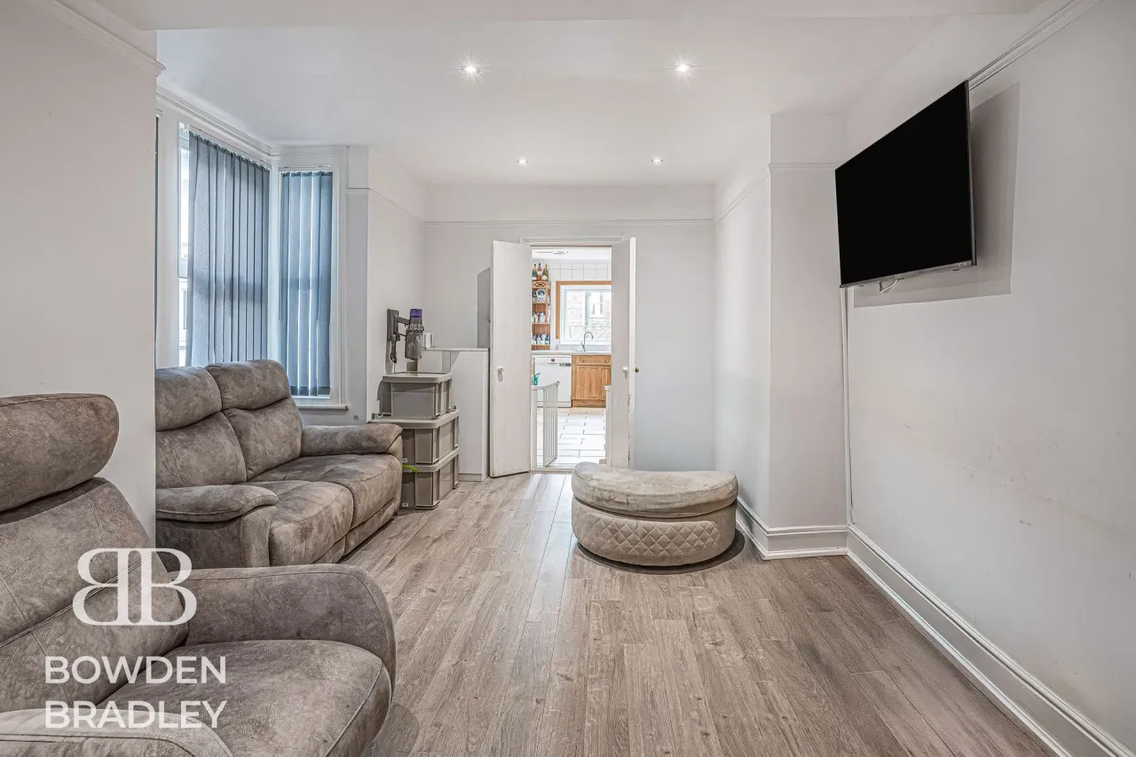Malmesbury Road, South Woodford, E18, photo 23