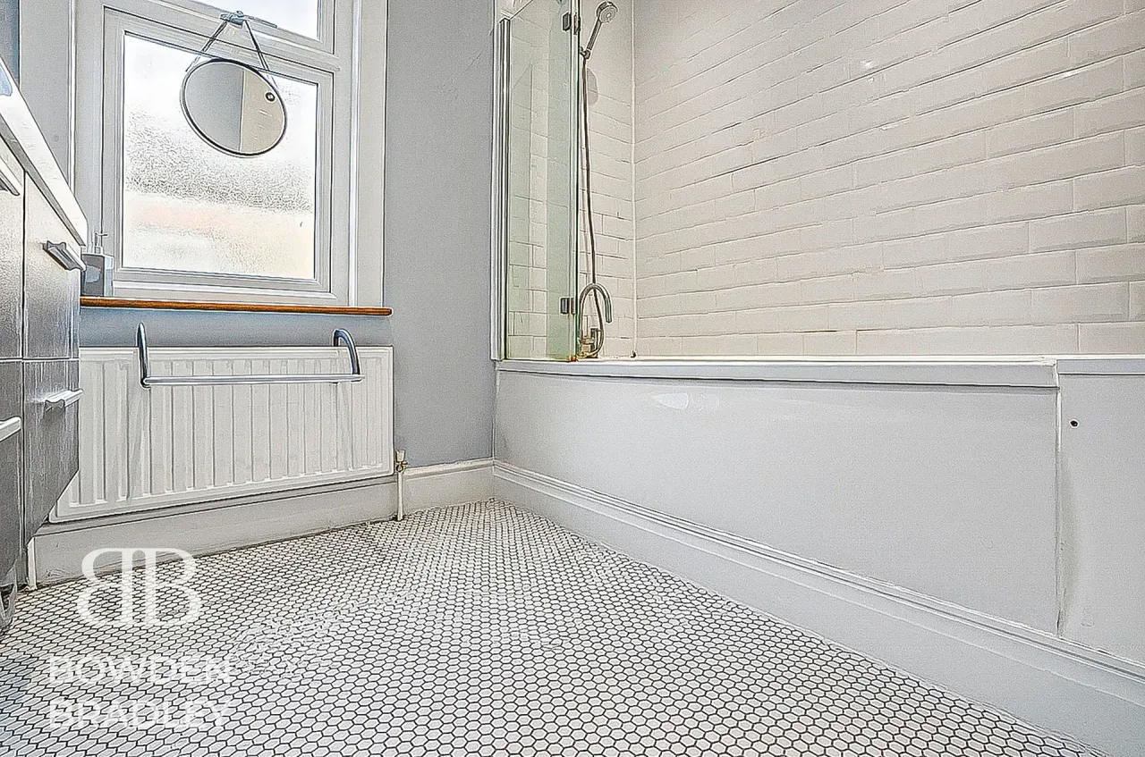 Malmesbury Road, South Woodford, E18, photo 14