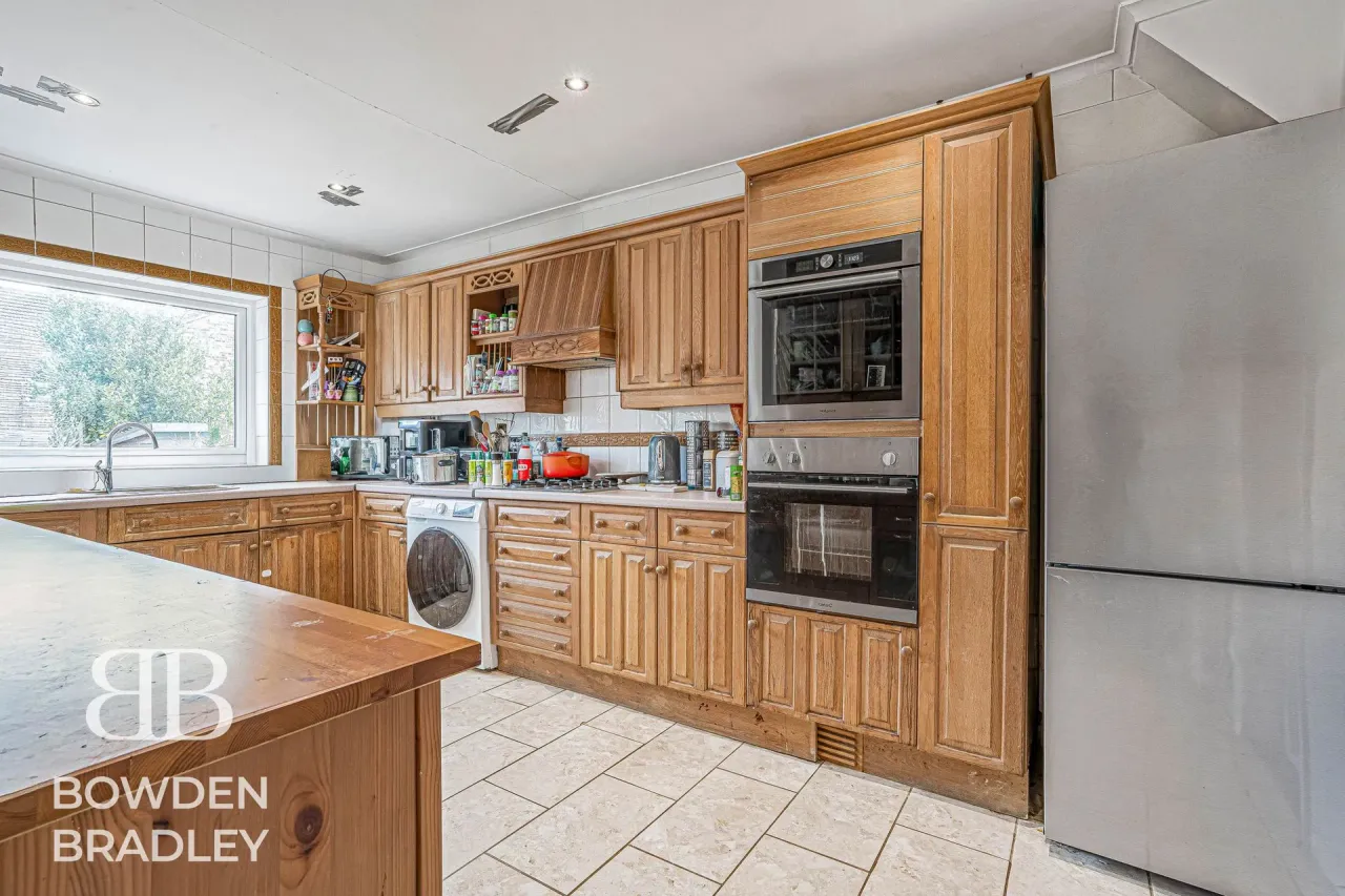 Malmesbury Road, South Woodford, E18, photo 24